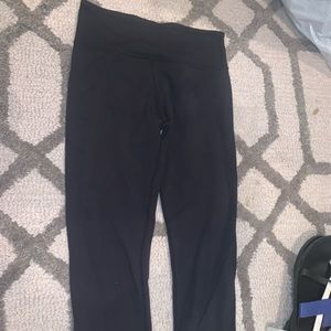 2 pairs of lulu lemon cropped leggings